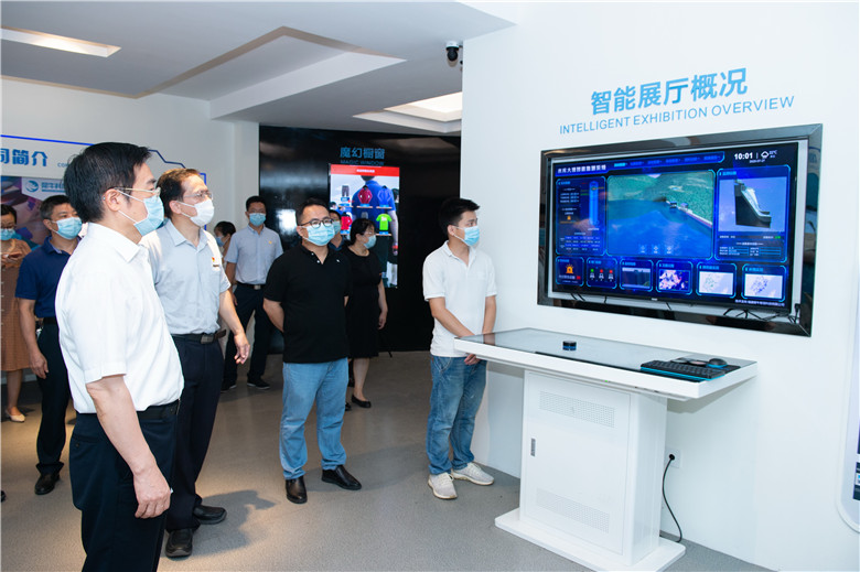 察看计算机工程系教育部高等教育司协同育人VR虚拟现实实践基地.jpg